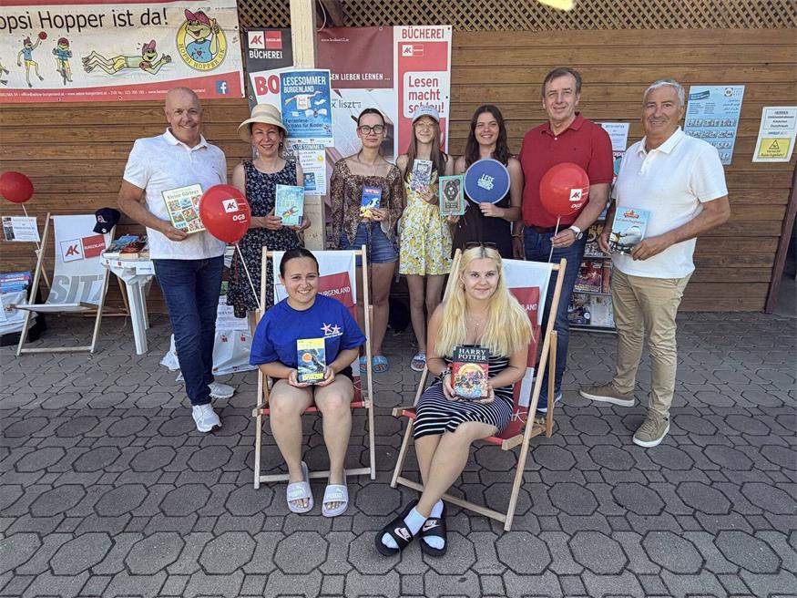 Bürgermeister Georg Rosner, Bücherei-Leiterin Silke Rois, AK-Regionalstellenleiter Christian Drobits und Vizebürgermeister Michael Leitgeb mit Schülerinnen der BAfEP. 