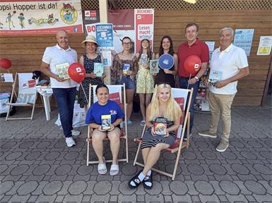 Bürgermeister Georg Rosner, Bücherei-Leiterin Silke Rois, AK-Regionalstellenleiter Christian Drobits und Vizebürgermeister Michael Leitgeb mit Schülerinnen der BAfEP. 
