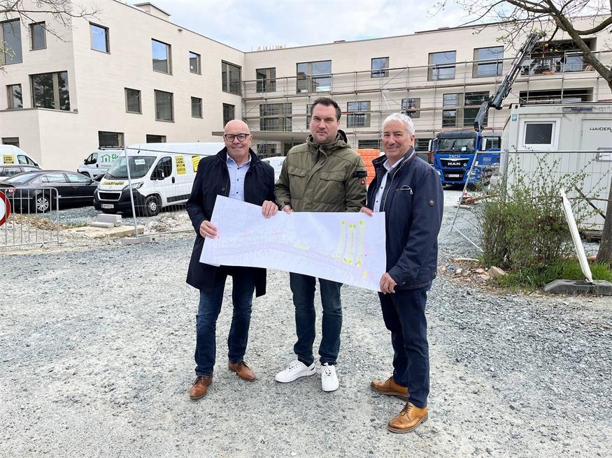 Bürgermeister Georg Rosner, Wirtschaftshof-Leiter Markus Imre und Vizebürgermeister Michael Leitgeb (v.l.) vor dem Haupteingang des neuen Bildungscampus, der ab Herbst die Volksschule, die Zentralmusikschule und den Proberaum der Stadtkapelle beherbergen wird.