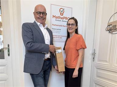 Bürgermeister Georg Rosner gratuliert Katja Lautner zur Neueröffnung.