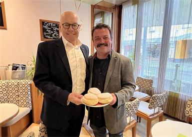 Bürgermeister Georg Rosner gratulierte Hannes Schranz zum Sieg.