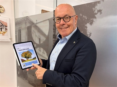 Bürgermeister Georg Rosner schmökert in der "Oberwart Aktiv" online
