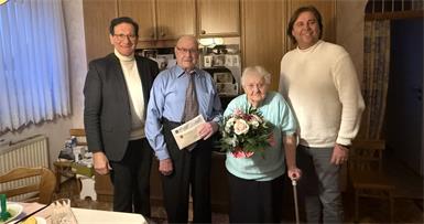Bürgermeister Gerald Hüller (l.) sowie Gemeindevorstand Franz Buchinger (r.) gratulierten Franz und Leopoldine Steiner zum 65. Ehejubiläum.