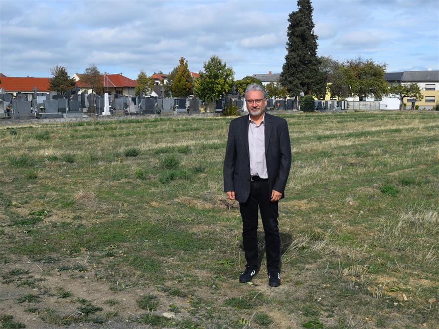 Bürgermeister Gerhard Petschowitsch auf jener Fläche, auf der der Friedhof kommendes Jahr erweitert wird.