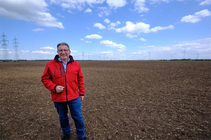 Bürgermeister Gerhard Zapfl auf dem Acker, wo ursprünglich ein interkommunaler Businesspark entstehen sollte. Nun ist dort offenbar ein Rechenzentrum geplant.