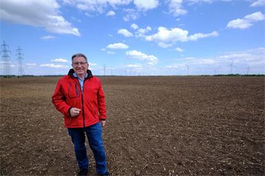 Bürgermeister Gerhard Zapfl auf dem Acker, wo ursprünglich ein interkommunaler Businesspark entstehen sollte. Nun ist dort offenbar ein Rechenzentrum geplant.