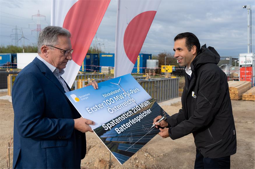Bürgermeister Gerhard Zapfl mit Burgenland-Energie-Vorstandsvorsitzender Stephan Sharma.
