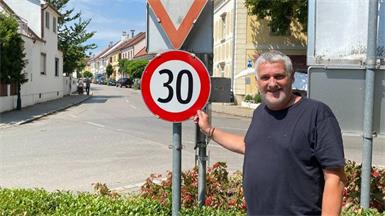 Bürgermeister Gerold Stagl mit einer der im Vorjahr beschlossenen 30er-Tafeln bei der Hauptstraße. Künftig könnten die Taferl auf allen Ruster Gemeindestraßen stehen.