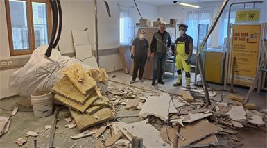 Bürgermeister Günter Schmidt (Mitte) mit den Gemeindebediensteten Karina Schmidt und Gonzalo Alonso auf der Baustelle.