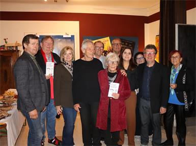 Bürgermeister Hannes Heisz, Verlagsleiter Horst Horvath, Gemeinderätin Maria Schlögl, Hans Peter (Joe) Treiber, Vizebürgermeister Nikolaus Dominkovits, Jutta Treiber, Gemeinderat Rudolf Mörk, Stadträtin Eva Maria Kneisz, Gemeinderätin Paula Pichler, Oliver Treiber und Stadträtin Gerlinde Heger bei der Buchpräsentation.