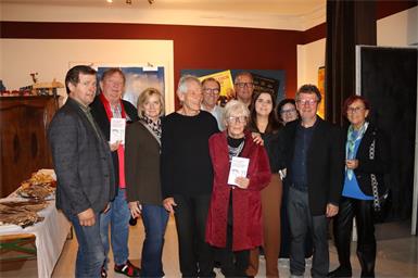 Bürgermeister Hannes Heisz, Verlagsleiter Horst Horvath,  Gemeinderätin Maria Schlögl, Hans Peter (Joe) Treiber, Vizebürgermeister Nikolaus Dominkovits, Jutta Treiber, Gemeinderat Rudolf Mörk, Stadträtin Eva Maria Kneisz,  Gemeinderätin Paula Pichler, Oliver Treiber und Stadträtin Gerlinde Heger bei der Buchpräsentation.