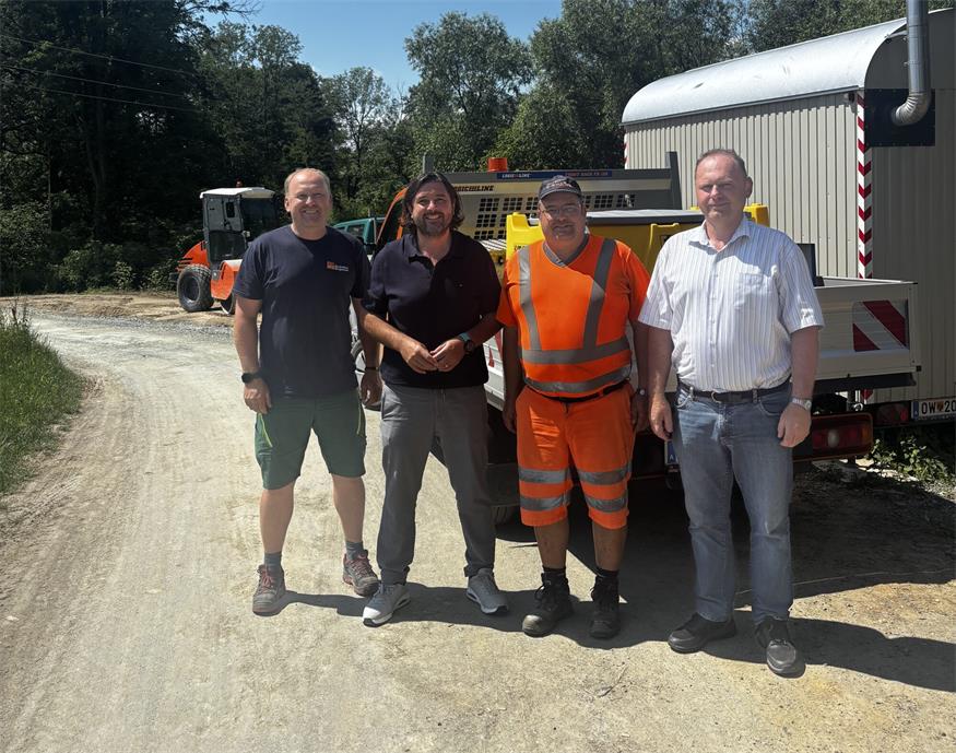 Bürgermeister Hans Unger (2. v. li.) mit Arbeitern am neuen Radweg zwischen Oberschützen und Willersdorf. 