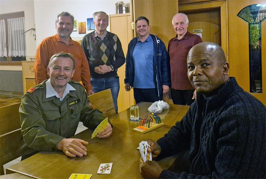 Bürgermeister Harald Brunner schnapste mit Pfarrer Remigius Okafor aus, dahinter Obmann Hermann Weber, BO Willi Thomas, BPO Philipp Kohl und Bürgermeister .a.D. Willi Herbst.