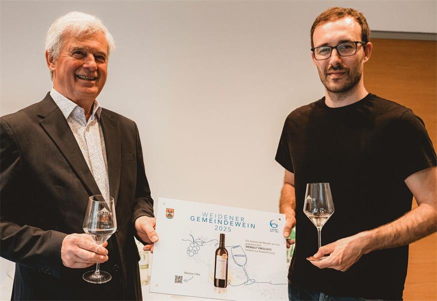 Bürgermeister Heinrich Hareter gratulierte Markus Preschitz, desen edler Tropfen dieses Jahr als Gemeindewein auserkoren worden ist.