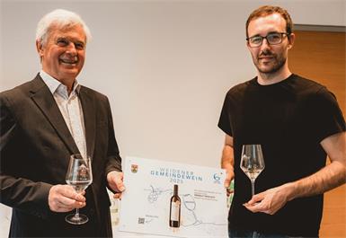 Bürgermeister Heinrich Hareter gratulierte Markus Preschitz, desen edler Tropfen dieses Jahr als Gemeindewein auserkoren worden ist.