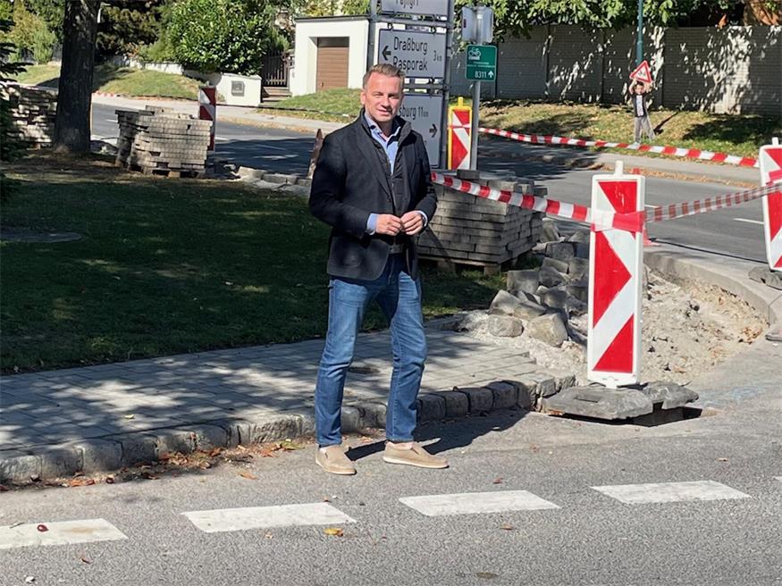 Bürgermeister Ivan Grujic an der Kreuzung der beiden Landesstraßen. Die Baustelle wird jetzt winterfest gemacht.