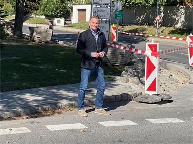 Bürgermeister Ivan Grujic an der Kreuzung der beiden Landesstraßen. Die Baustelle wird jetzt winterfest gemacht.
