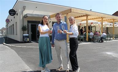 Bürgermeister Ivan Grujic mit den beiden Chefinnen Natalia und Annabella Loci.