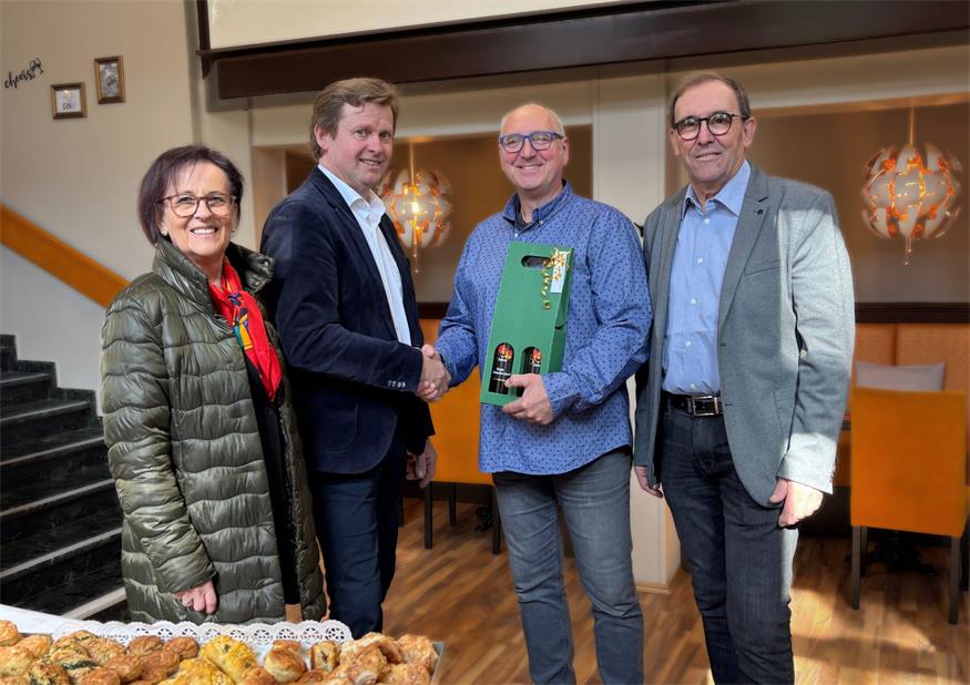 Bürgermeister Johann Heisz (2.v.l.), Vizebürgermeister Nikolaus Dominkovits (r.) und Stadträtin Gerlinde Heger (l.) wünschten dem neuen Inhaber Istvan Hujber alles Gute und viel Erfolg.