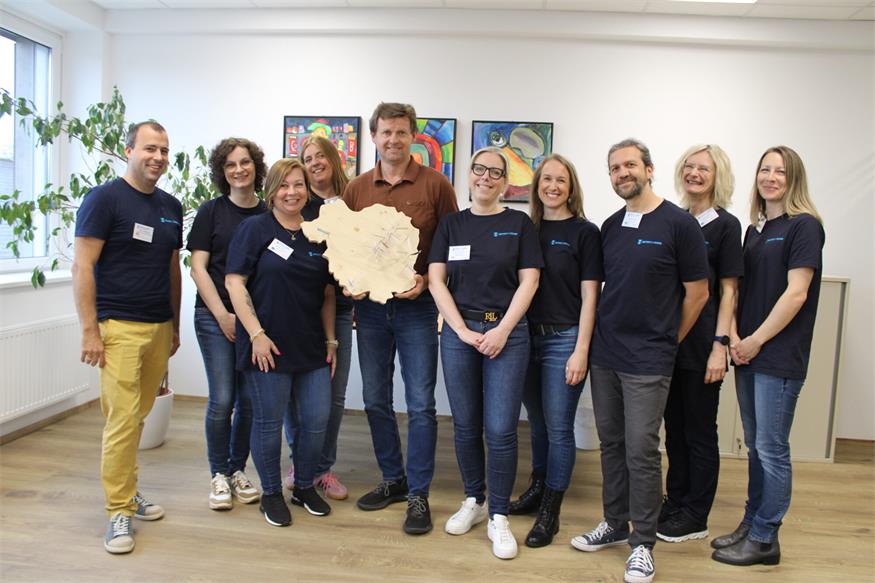 Bürgermeister Johann Heisz besuchte den Aktionstag anlässlich "30 Jahre berufliche Inklusion" am Standort von Rettet das Kind in Oberpullendorf (Hauptstraße 34). Das Team mit Simon Kainak, Carina Fuchs-Beck, Bernadette Füzfai, Edith Heissenberger, Claudia Perl, Katrin Plank, Alexander Uitz, Lydia Steiner und Marlene Amminger freute sich über seinen Besuch.