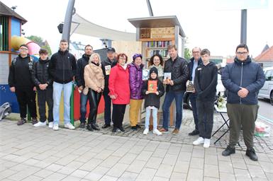Bürgermeister Johann Heisz, die Vizes Niki Dominkovits und Christina Köppel, Stadträtin Gerlinde Heger und Landtagsabgeordnete Elisabeth Trummer freuten sich mit Rudolf Ferscha und Andrea Freyler-Groß vom Büchereiteam sowie den Schülern um Fachlehrer Bertram Pazman über das gelungene Werk.