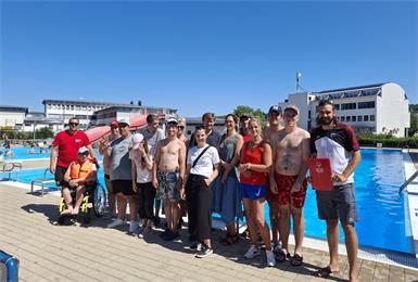 Bürgermeister Johann Heisz hieß Sportlerinnen und Sportler samt Betreuern im Schwimmbad Oberpullendorf willkommen. Auch aus dem Caritas Haus St. Stephan, dessen Team rund um Leiterin Elisabeth Rauch den Bewerb gemeinsam mit Special Olympics Burgenland rund um Landesgeschäftsführer Sebastian Koller organisierte, waren einige Teilnehmer vertreten. 