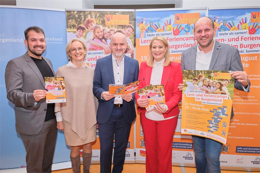 Bürgermeister Kilian Brandstätter, Direktorin Petra Beck, Bildungsdirektor Heinz Josef Zitz, Landesrätin Daniela Winkler, und Projektleiter Daniel Karacsonyi.
