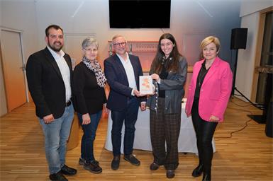 Bürgermeister Kilian Brandstätter, Obmannstellvertreterin VHS Gertrude Renner, Amtsleiter Dieter Horvath, Autorin Clara Renner und Gemeindevorständin Elisabeth Wendelin.
