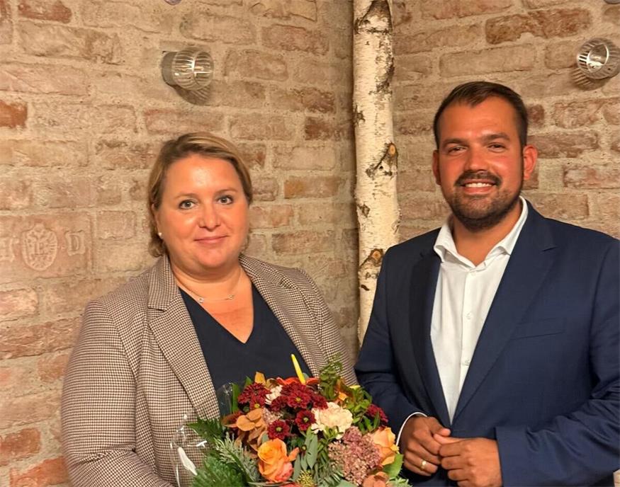 Bürgermeister Kilian Brandstätter heißt die neue Allgemeinmedizinerin Andrea Zeke in Gols willkommen.