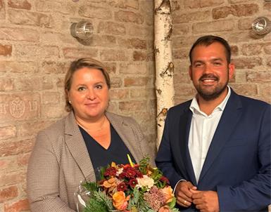 Bürgermeister Kilian Brandstätter heißt die neue Allgemeinmedizinerin Andrea Zeke in Gols willkommen.