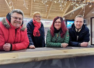 Bürgermeister Kurt Fischer, Christa Presich, Vizebürgermeisterin Doris Rojacz und Stefan Hombauer schenkten auch heuer wieder Glühwein und Punsch für den guten Zweck aus.