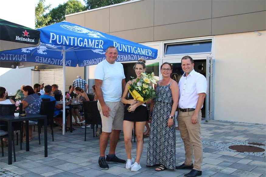 Bürgermeister Manfred Schmidt, Vizebürgermeisterin Sandra Meixner und Vizebürgermeister Stefan Guczogi gratulierten Klaudia Nemeth (2.v.l.) zur Neueröffnung.  Die Gemeinde unterstützt das Cafe auch dadurch, dass dieses den Veranstaltungssaal im Gemeindezentrum nutzen kann.