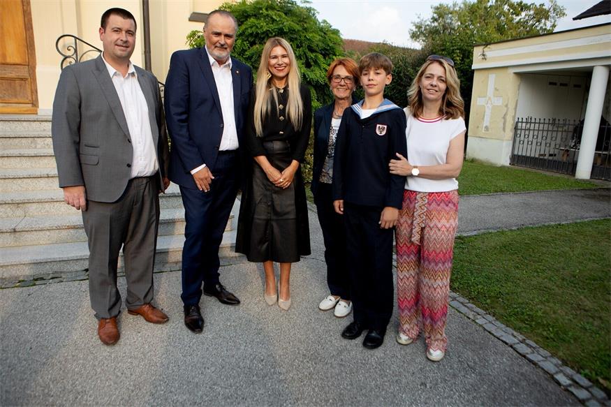 Bürgermeister Marc Hoppel, Landeshauptmann Hans Peter Doskozil und seine Gattin eine Julia gratulierten Sängerknabe Lorenz Horvath, Großmutter Gertrude Wunderl und Mutter Sandra Horvath zum gelungenen Auftritt.