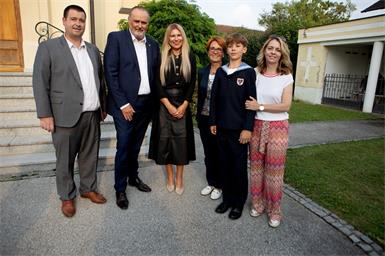Bürgermeister Marc Hoppel, Landeshauptmann Hans Peter Doskozil und seine Gattin eine Julia gratulierten Sängerknabe Lorenz Horvath, Großmutter Gertrude Wunderl und Mutter Sandra Horvath zum gelungenen Auftritt.