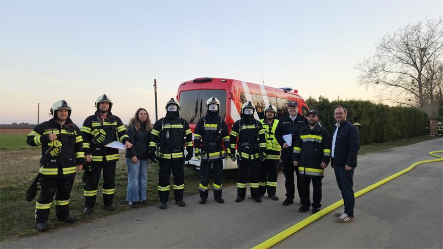 Bürgermeister Markus Landauer, Vizebürgermeisterin Stefanie Kautz und Abschnittskommandant Markus Wessely mit Kameraden der Freiwilligen Feuerwehr Raiding.