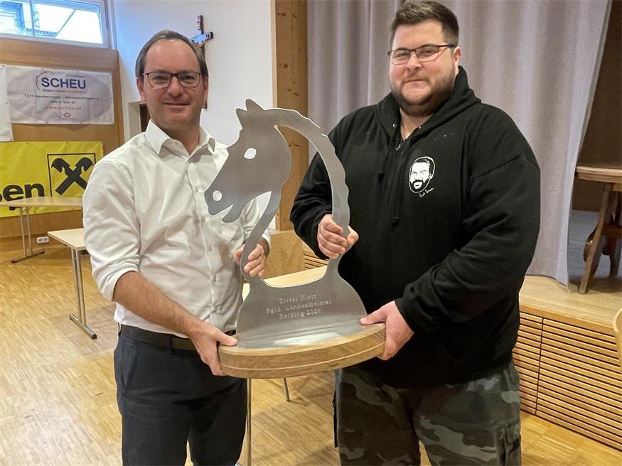 Bürgermeister Markus Landauer gratulierte SV-Union-Raiding-Obmann Stefan Schekolin zur gelungenen Organisation der Schach-Landesmeisterschaften in Raiding.