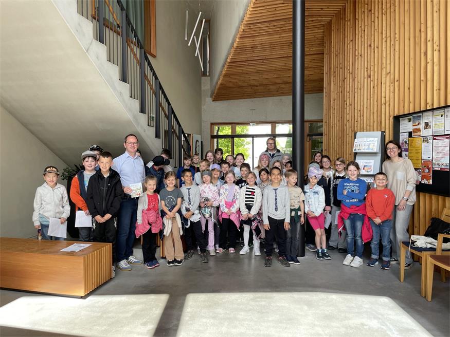 Bürgermeister Markus Landauer mit den Lehrerinnen und Kindern der Volksschule Raiding bei ihrem Besuch im Gemeindezentrum.
