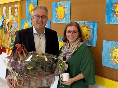 Bürgermeister Markus Ulram gratuliert Christine Jezik.