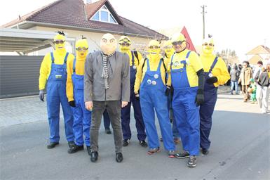 Bürgermeister Martin Karall (2.v.r.) und Co waren als Gru und die Minions unterwegs.