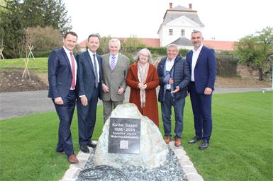 Bürgermeister Martin Karall, Bundesminister außer Dienst Niki Berlakovich, Käthe Sassos Verwandte Johann Palatin, Eva Chavanne, Verwandter Karl Palatin und Landesrat Heinrich Dorner mit dem Gedenkstein.