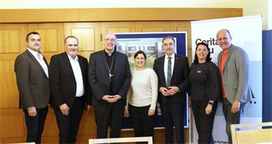 Bürgermeister Martin Kramelhofer, Landeshauptmann Hans Peter Doskozil, Bischof Ägidius J. Zsifkovics, Melanie Piskernik, Geschäftsführerin SOWO So Wohnt Burgenland GmbH, Landesrat Leonhard Schneemann, Melanie Balaskovics, Direktorin Caritas Burgenland und Vizebürgermeister Daniel Karacsonyi bei der Projekt-Präsentation.