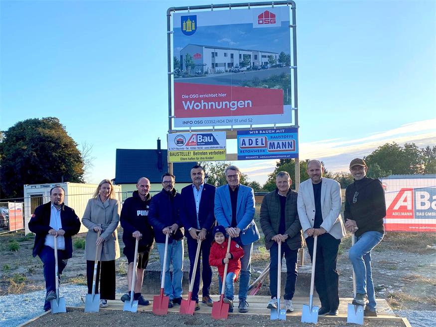 Bürgermeister Martin Kramelhofer, Vizebürgermeister Daniel Karacsonyi, Amtsleiterin Evelyn Knopf, Vertreterinnen und Vertretern der Gemeinde, der Baufirma Adelmann, Architekt Martin Schwartz sowie OSG-Chef Alfred Kollar und Bauleiter Benedikt Bierbaumer. 