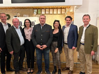 Bürgermeister Martin Radatz, Ökonomierat Andreas Liegenfeld, Bezirksobmann-Stellvertreterin Sonja Wind, Bezirksobmann Georg Menitz, Bezirksobmann-Stellvertreterin Anna Reichardt, Landesparteiobmann Christoph Zarits und Landesobmann Niki Berlakovich 