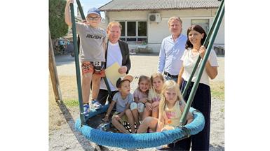 Bürgermeister Matthias Weghofer, Amtsleiter Christoph Kroyer und Kindergartenleiterin Belinda Kornfeld freuen sich gemeinsam mit den Wiesener Kindern über die klimatisierten Räumlichkeiten im Kindergarten.