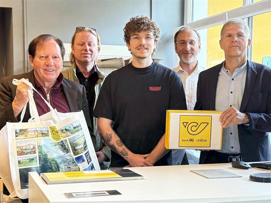 Bürgermeister Matthias Weghofer, Amtsleiter Christoph Kroyer und Jungunternehmer Christian Pauschenwein mit Vertretern der Österreichischen Post.