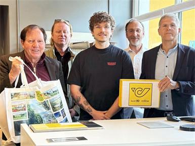 Bürgermeister Matthias Weghofer, Amtsleiter Christoph Kroyer und Jungunternehmer Christian Pauschenwein mit Vertretern der Österreichischen Post.
