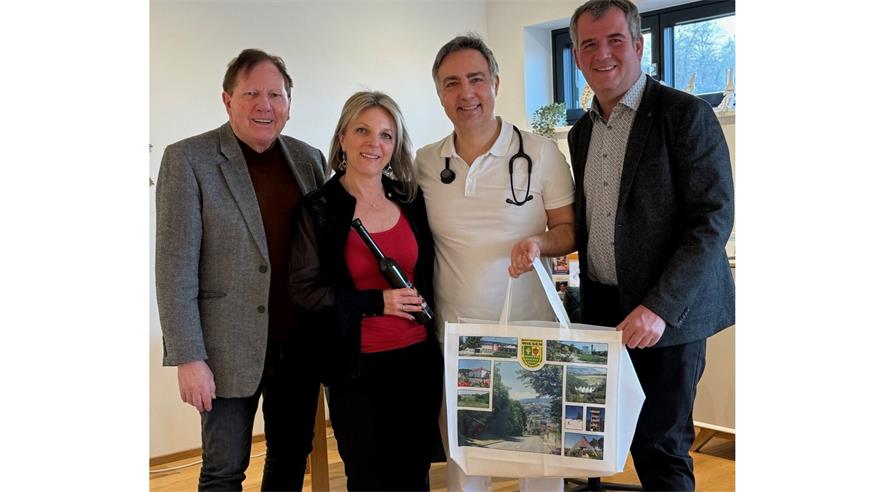Bürgermeister Matthias Weghofer und Vizebürgermeister Christoph Ramhofer begrüßten Michael Müllner und dessen Gattin Müllner.