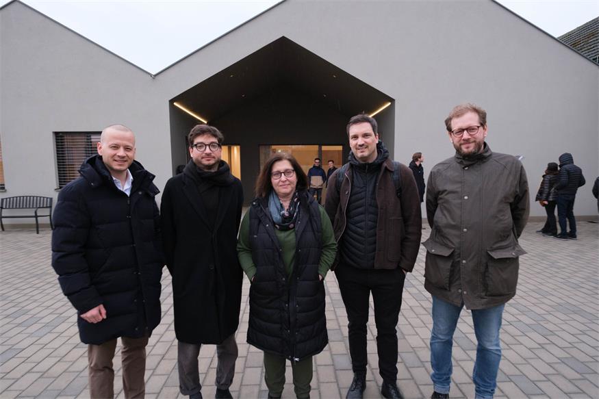 Bürgermeister Maximilian Köllner, Nikolaus Gartner, künstlerische Leitung Verein "Architektur Raumburgenland", Musikvereinsobfrau Claudia Haider mit den Architekten Peter Prost und Hans Reumann.