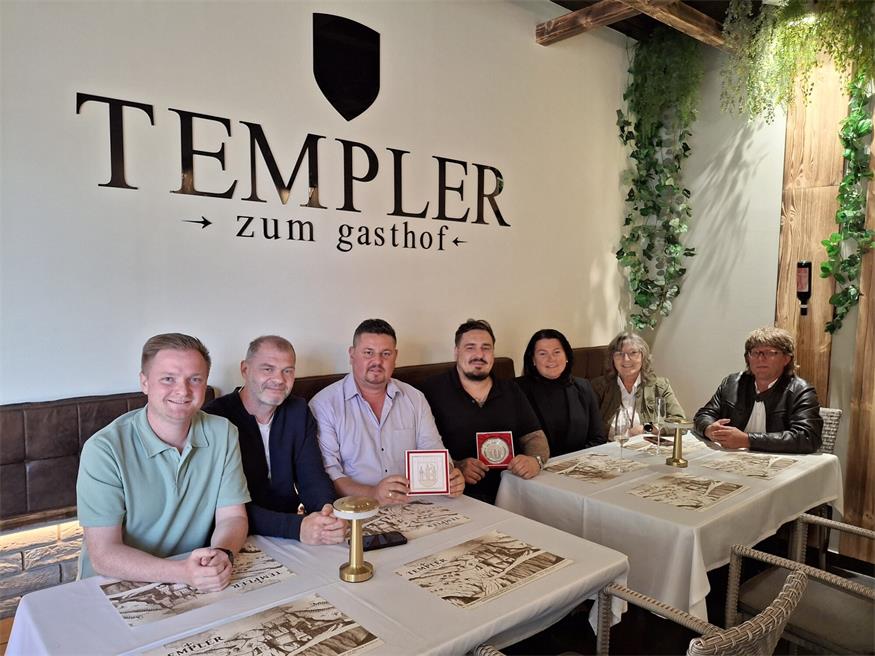 Bürgermeister Michael Kefeder (3.v.l.), Vizebürgermeister Christoph Frühstück (l.) und die Gemeindevorstände Rene Stifter, Karina Schermann, Brigitta Lackner und Johannes Moser wünschten Daniel Jurak (M.) mit dem neuen Lokal und Hotel alles Gute.