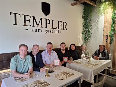 Bürgermeister Michael Kefeder (3.v.l.), Vizebürgermeister Christoph Frühstück (l.) und die Gemeindevorstände Rene Stifter, Karina Schermann, Brigitta Lackner und Johannes Moser wünschten Daniel Jurak (M.) mit dem neuen Lokal und Hotel alles Gute.